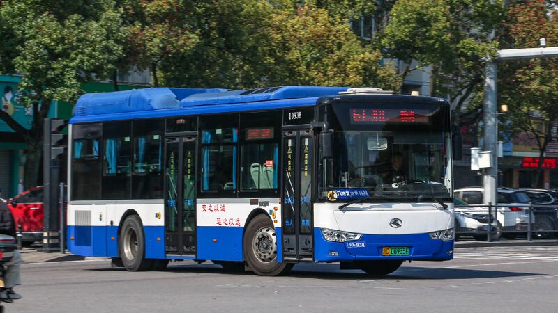 文件:10938-浙C06935F-61路-XMQ6106.jpg