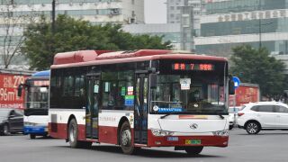 XMQ6106AGCHEVD57行驶至温州大道车站大道路口