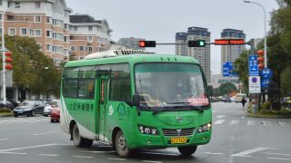 ZJC6601HF7行驶至人民路联东路路口