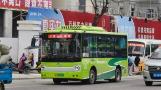 XMQ6650AGBEVL06行驶于塘梅路