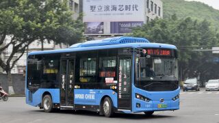 BYD6850B3EV2行驶至商城大道沿江东路路口