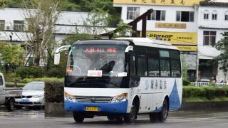 ZK6752D1行驶于荆水路