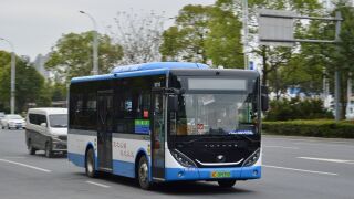 ZK6856BEVG7行驶于学院东路