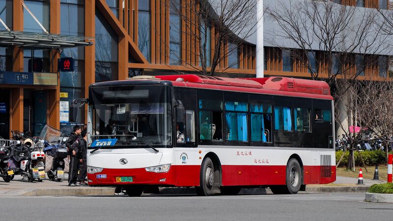 文件:11660-浙C08199F-瞿溪会市免费公交2号专线-XMQ6106.jpg