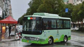 HFF6609G6EV22行驶至新河北路鹤祥东路路口