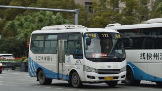 HK6608K4行驶至人民路联东路路口