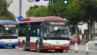 XMQ6850AGCHEVD54行驶于学府北路