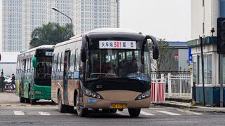 ZK6896HG从火车站广场发车