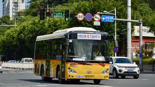 KLQ6920GE3行驶至学院中路府东路路口