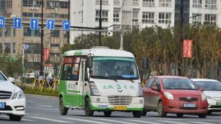 GL6508GQ行驶至高新大道围垦路路口