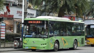 XMQ6931G行驶于国鼎路