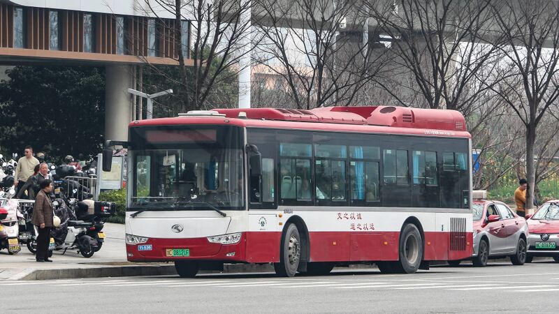 文件:11536-浙C08121F-瞿溪会市免费公交2号专线-XMQ6106.jpg