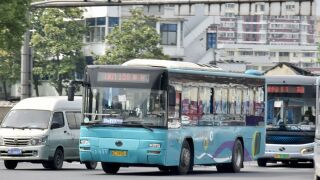 ZK6100HGA行驶至牛山北路过境路路口