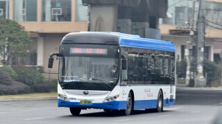 ZK6105CHEVPG35行驶于梅泉大街