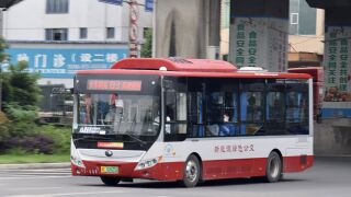 ZK6850BEVG57A行驶至梅泉大街温瑞大道路口