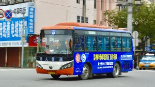 ZK6741HGB9行驶至柳黄路车站路路口