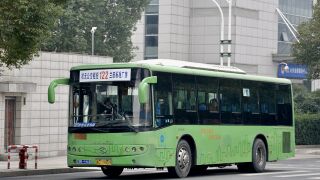 XMQ6105G4行驶于龙祥路