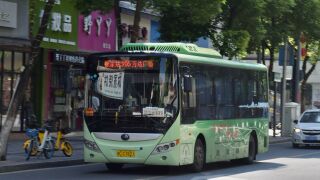 ZK6805BEVG3行驶于新河南路