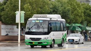 HFF6600K8EV21行驶于陶马北路