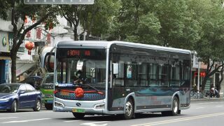 XMQ6105AGBEVL1行驶于月乐西街