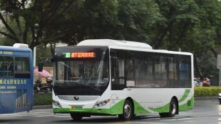 ZK6850BEVG57A行驶于万松东路