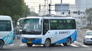 SLG6600C4F行驶至广场南路车站大道路口