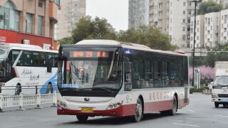 ZK6126CHEVG2行驶至新城大道府东路路口