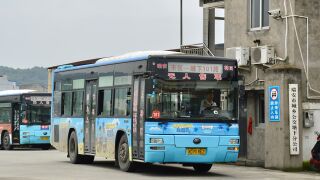 ZK6108HGC驶出韩田