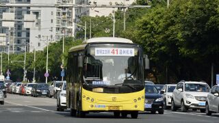 SWB6820MG行驶至学院中路府东路路口