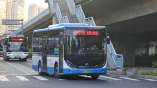 ZK6856BEVG7行驶于学院东路