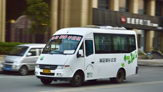 NJ6605LC行驶于五福路