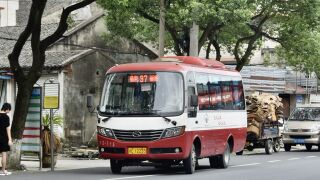 XMQ6668AGD5机动车行驶于下沈南路