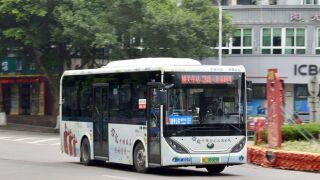 ZK6856BEVG4行驶至连城大道城南大道路口