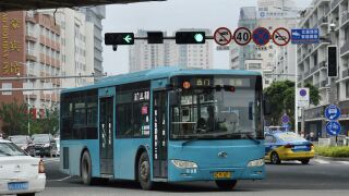 XMQ6106G行驶至万松东路瑞祥大道路口