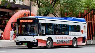 XMQ6106AGCHEVD511行驶于雪山路