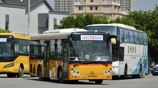 KLQ6920GE3行驶至温瑞大道学府北路路口