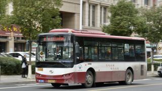 XMQ6850AGD4行驶于孚敬路